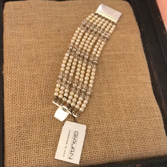 NWT Beautiful Giavan faux pearl & crystal bracelet - Picture 1 of 6